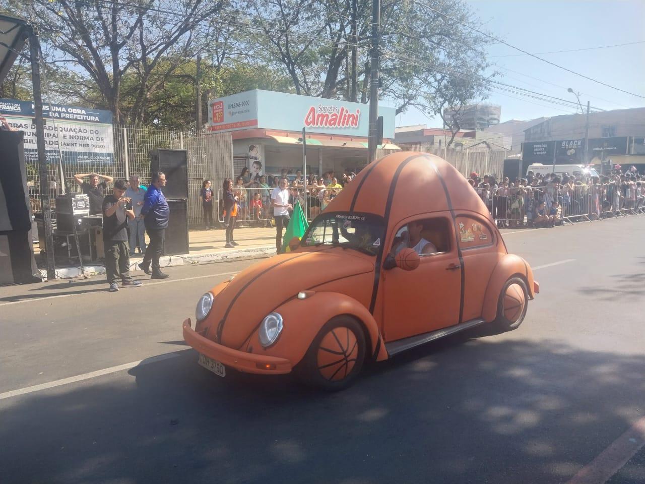 População lota avenida durante o desfile cívico de 7 de Setembro