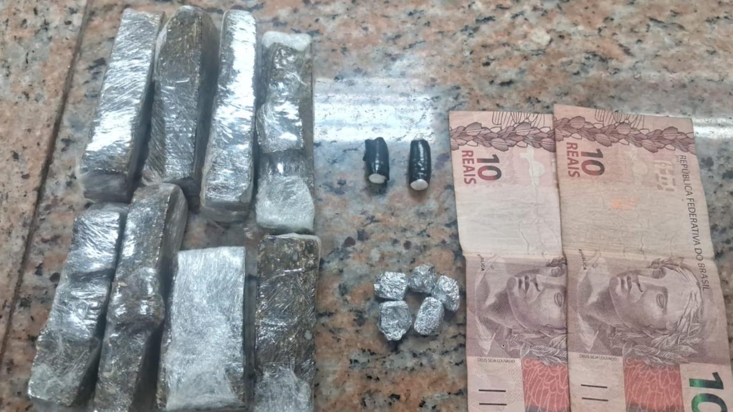 Adolescente é detido pela PM vendendo drogas próximo a escola