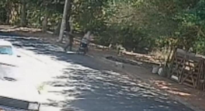 Mulher com carrinho de bebê é assaltada no Júlio D'Elia