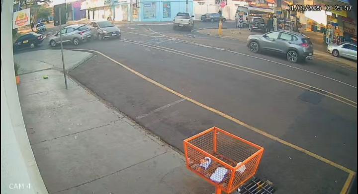 Câmera flagra colisão entre dois carros no Centro