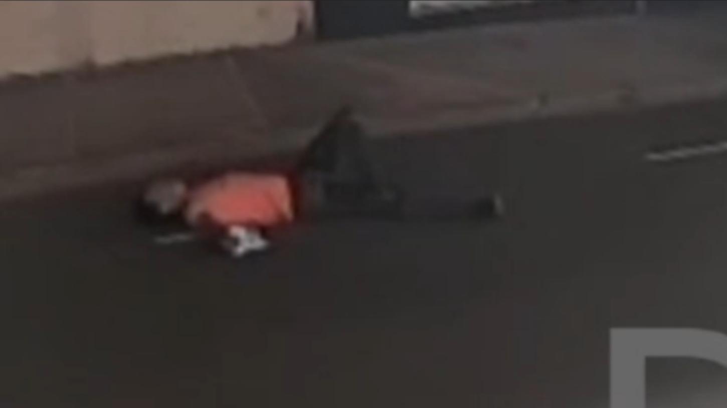 Câmeras flagram homem esfaqueado antes de morrer em hospital