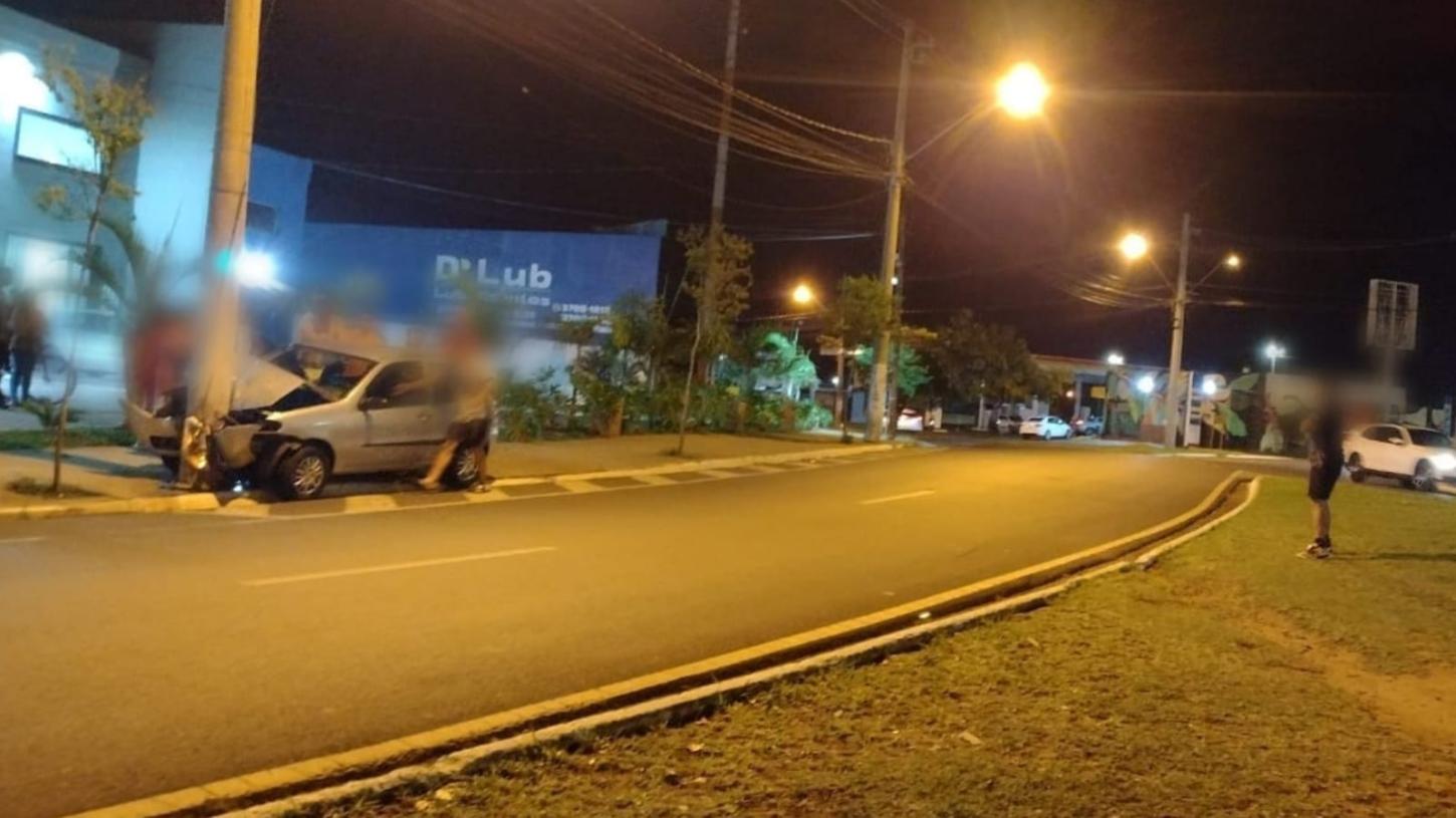 Carro bate em poste e criança fica ferida na avenida Jaime Tellini