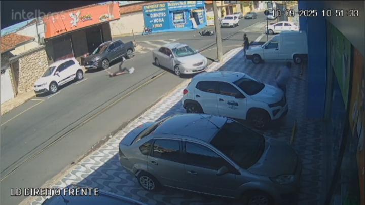 Carro invade loja após colisão com moto em cruzamento na Vila Aparecida