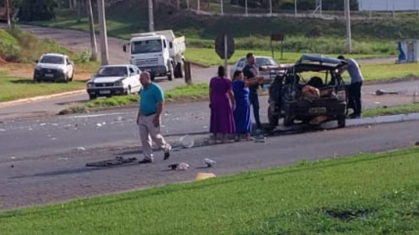 Colisão entre carro e carreta mata uma pessoa em Cássia (MG)