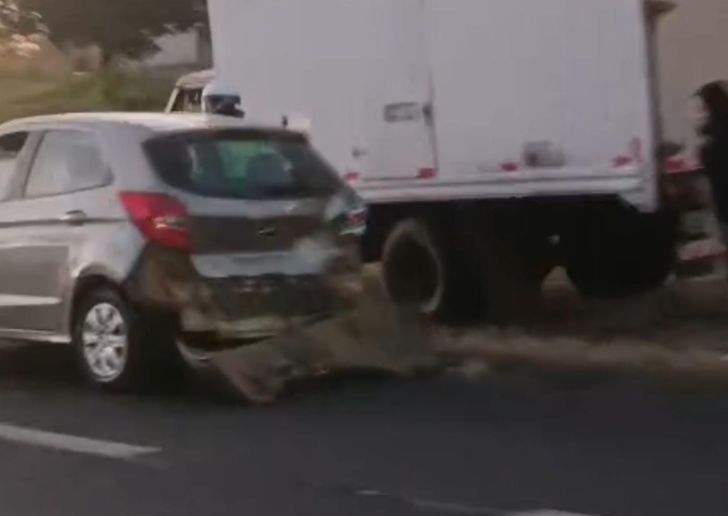 Engavetamento deixa trânsito lento na rodovia Ronan Rocha