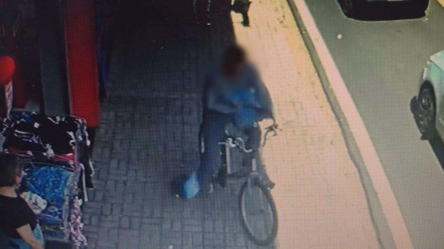 Homem de bicicleta furta loja de roupas duas vezes no Centro