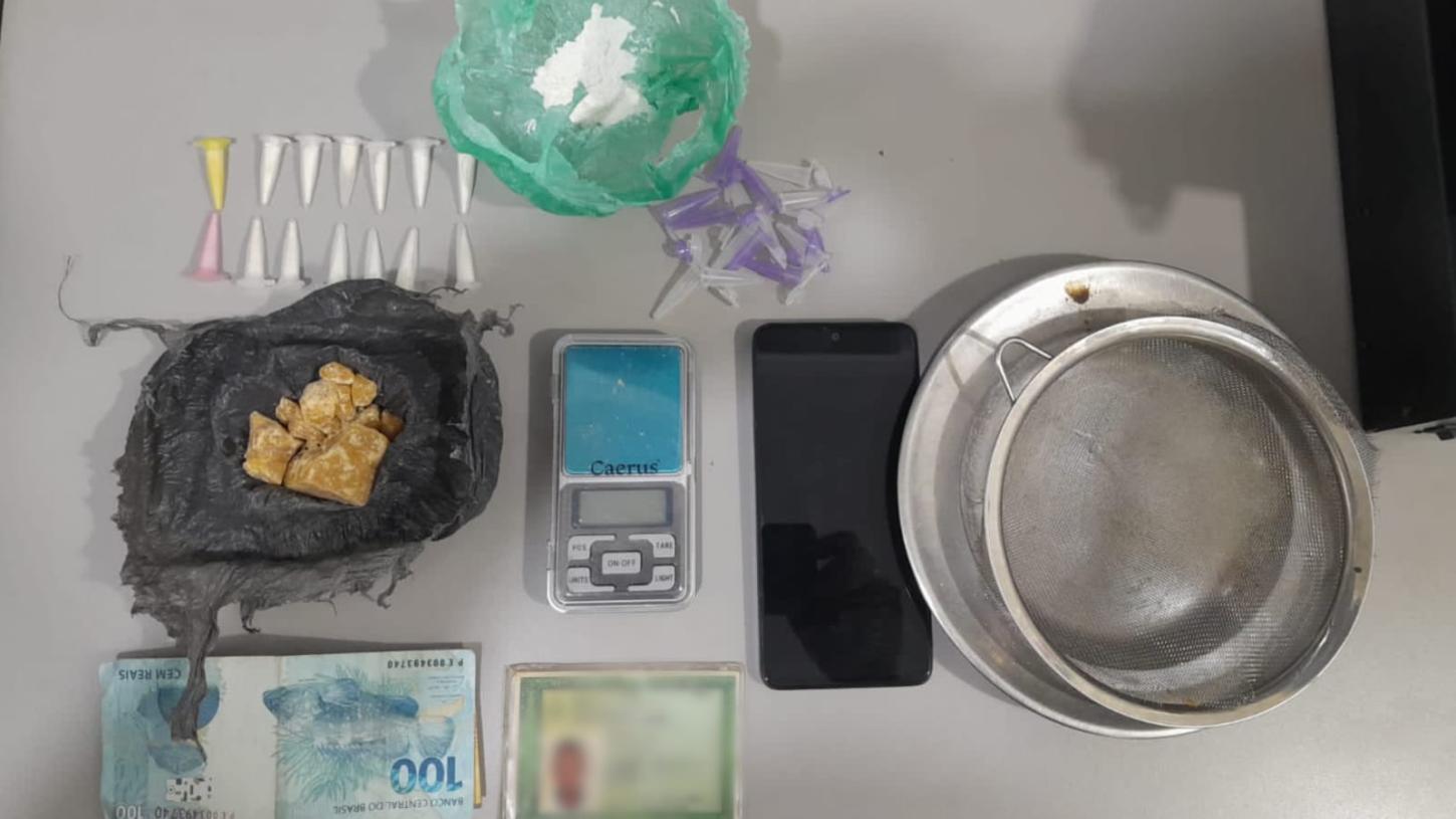 Homem detido em bar é preso após PM encontrar drogas na casa dele