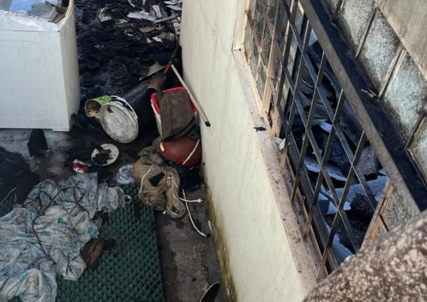 Homem é socorrido após inalar fumaça em incêndio em residência