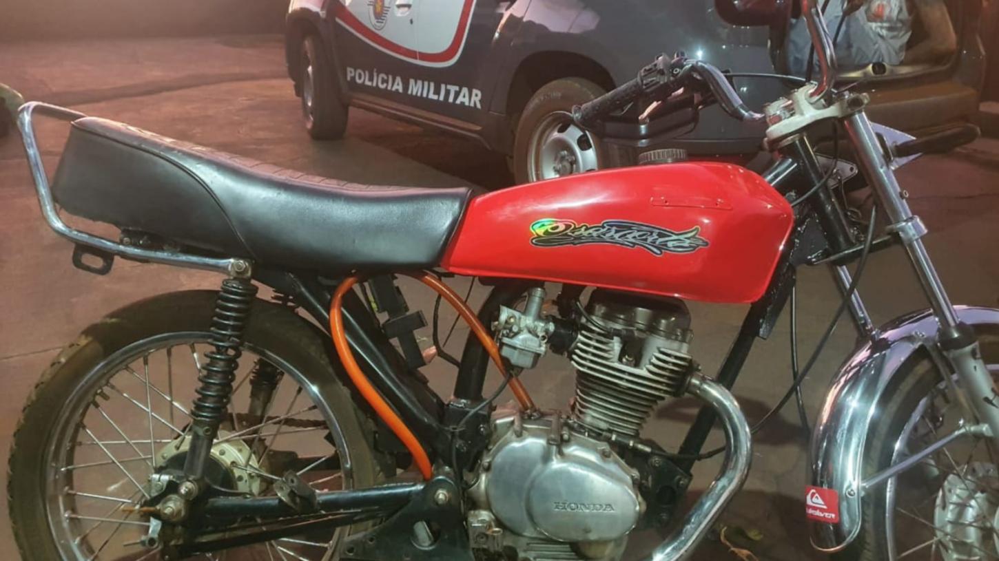 Homem foge da PM, mas é capturado em mata com moto irregular