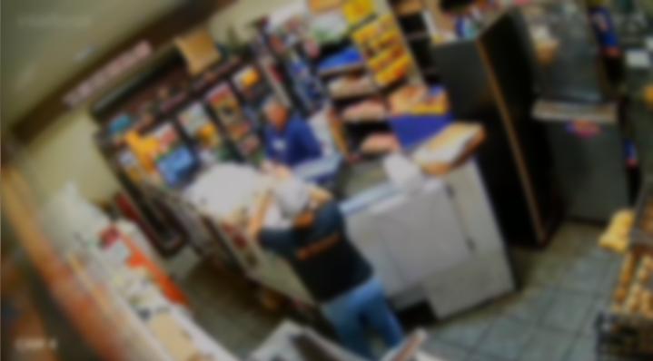 Homem furta produtos enquanto é atendido em padaria na Vila Nova