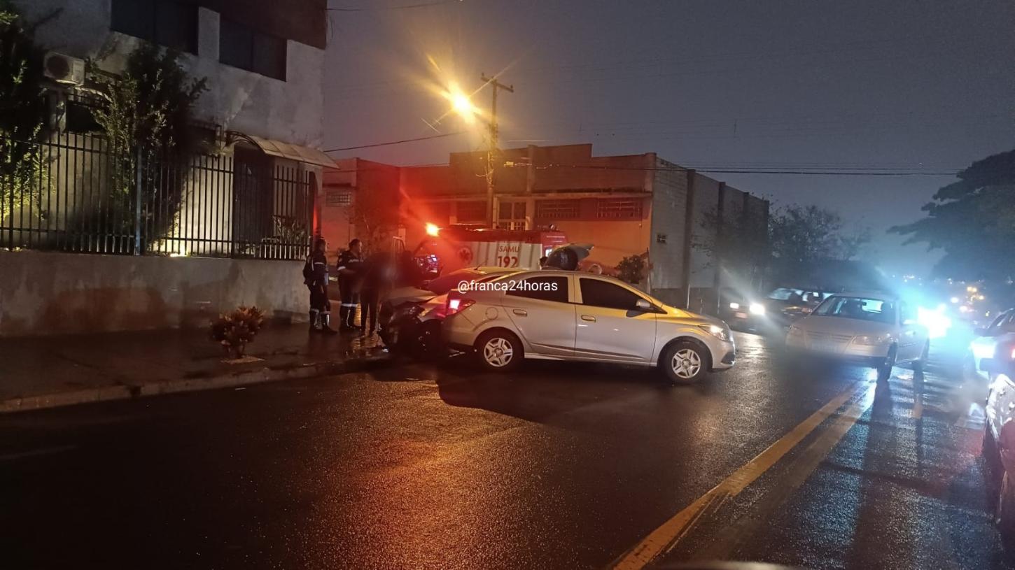 Motorista avança sinal de pare e causa acidente no Jardim Guanabara