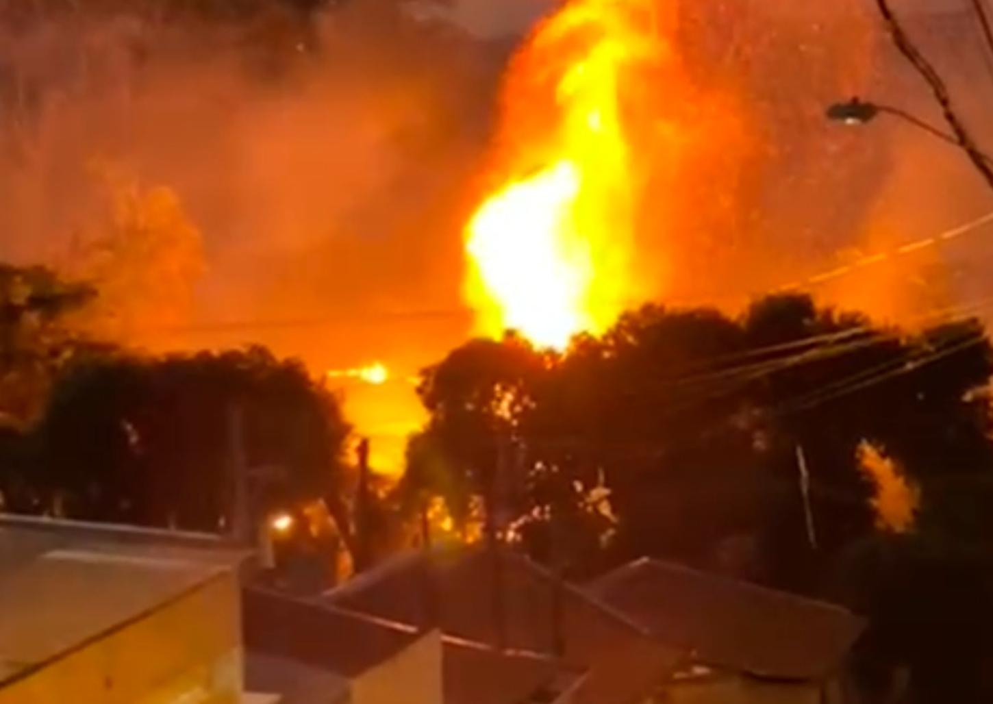 Incêndio de grandes proporções assusta moradora do Jardim Paulistano II