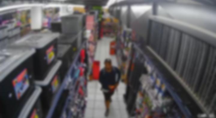 Homem é flagrado furtando carregadores de celular