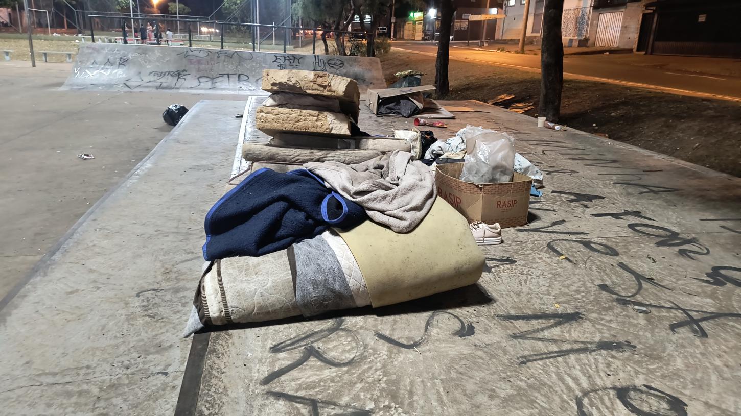 Moradores de rua transformam praça em alojamento na Vila Gosuen