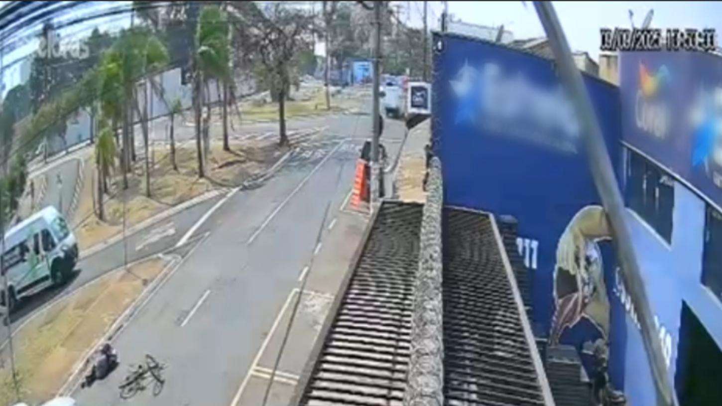 Ciclista transita na contramão e acaba atropelado por carro