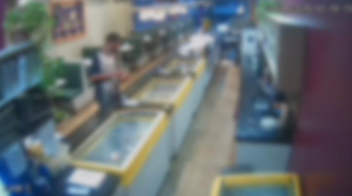 Homem é flagrado em sorveteria usando álcool em gel de forma indevida
