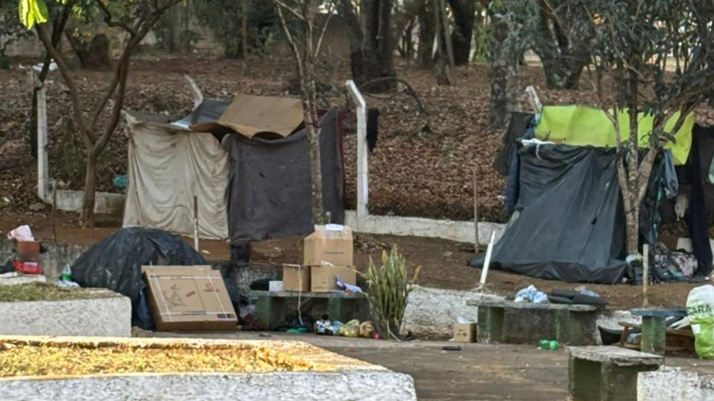 Praça do Parque Santa Adélia vira alojamento para moradores de rua