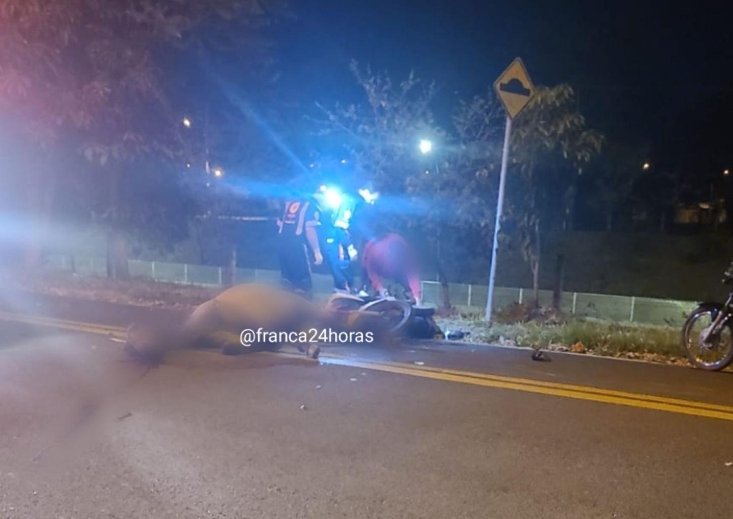 Motociclista atropela cavalo durante a madrugada e fica em estado grave