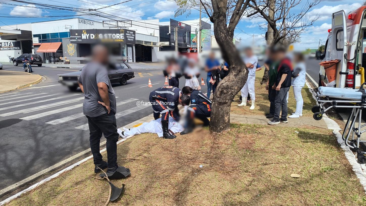 Motociclista atropela mulher na faixa de pedestre e foge sem prestar socorro