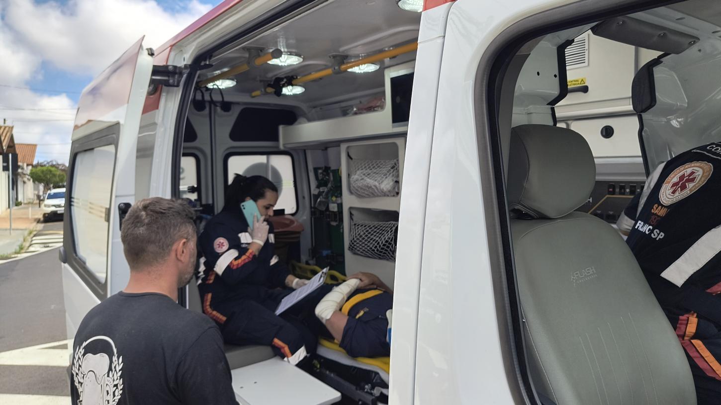 Motorista avança sinal de pare, atinge moto que é arremessada contra poste