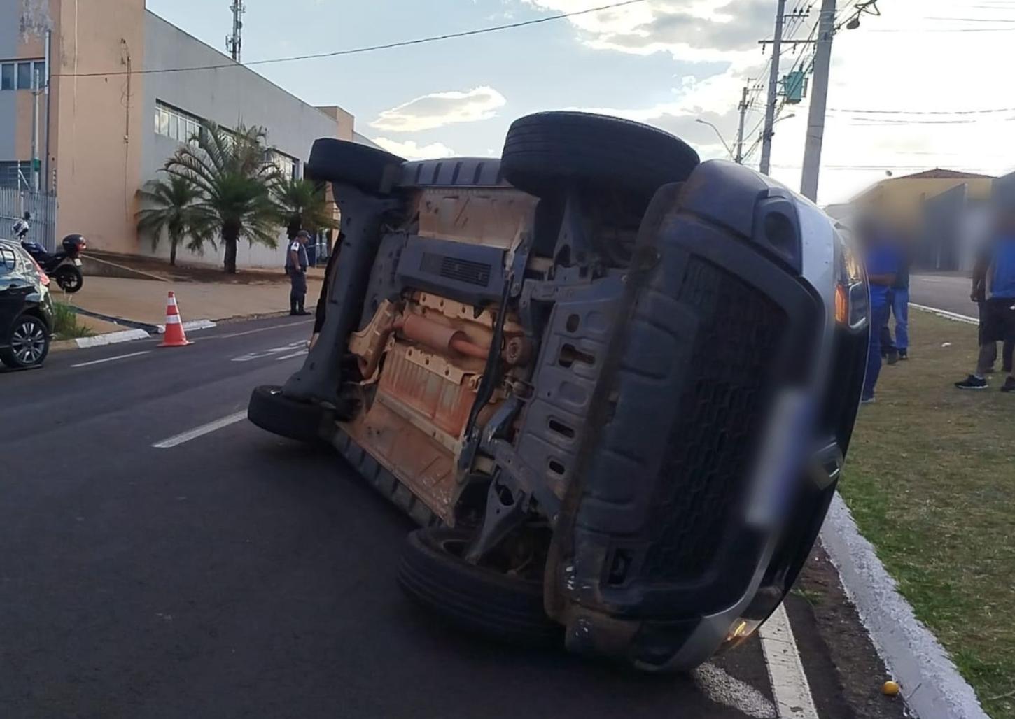 Motorista bate em carro estacionado e tomba veículo na avenida Brasil
