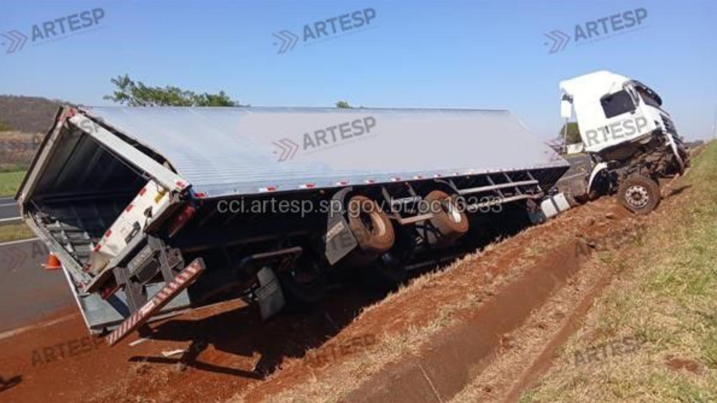 Motorista colide carreta em sistema de drenagem na Cândido Portinari