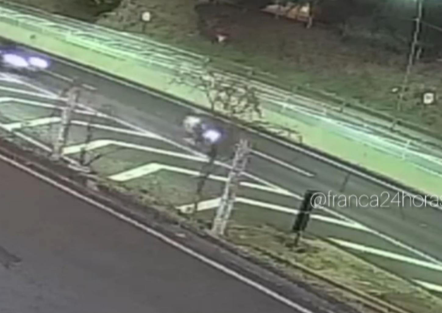 Motorista atinge moto na Portinari, deixa dois em estado grave e foge