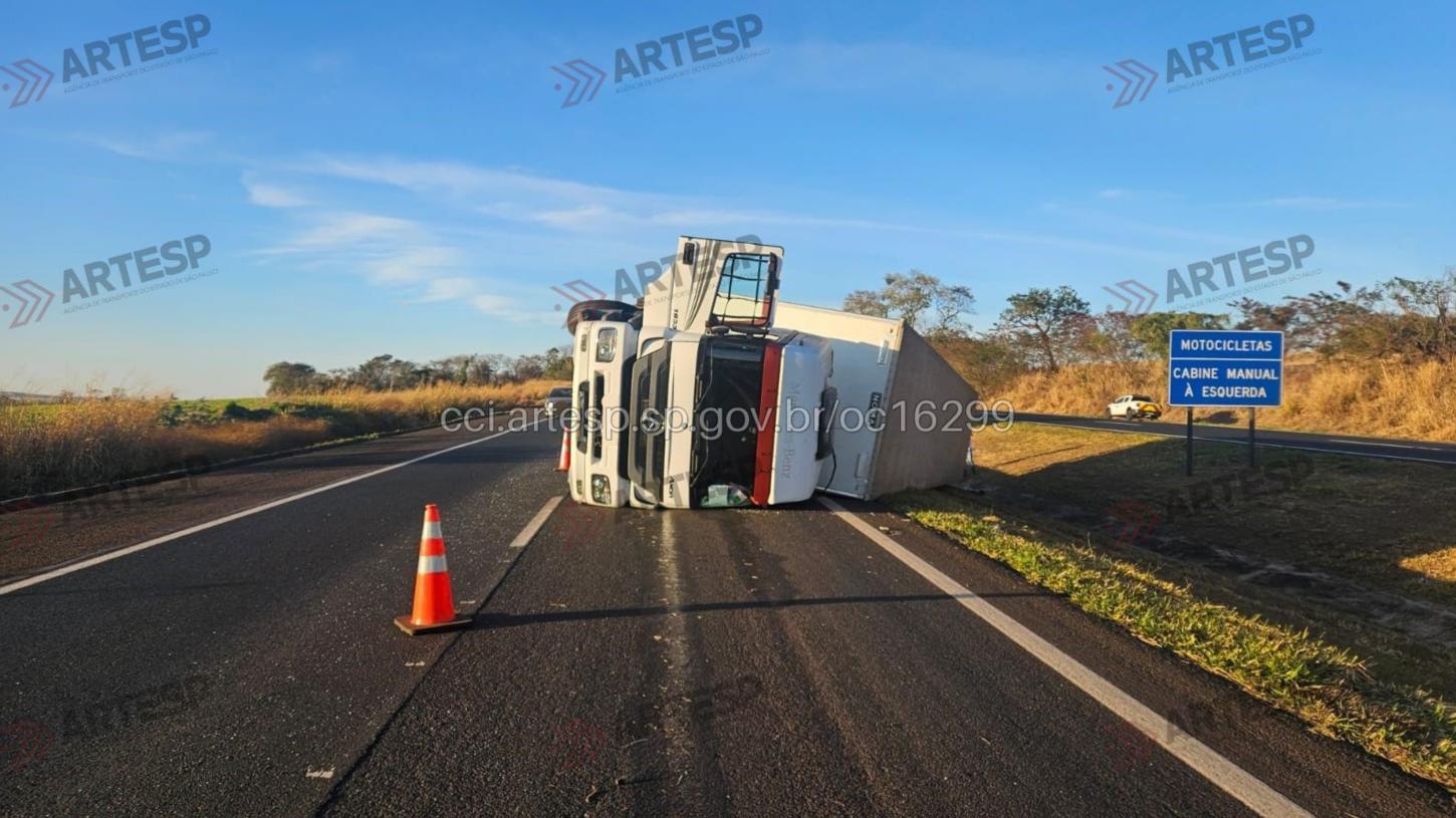 Motorista perde controle e caminhão tomba em rodovia da região