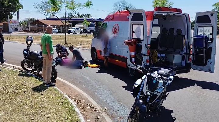 Mulher fica ferida após motocicleta escorregar em óleo na William Azzuz