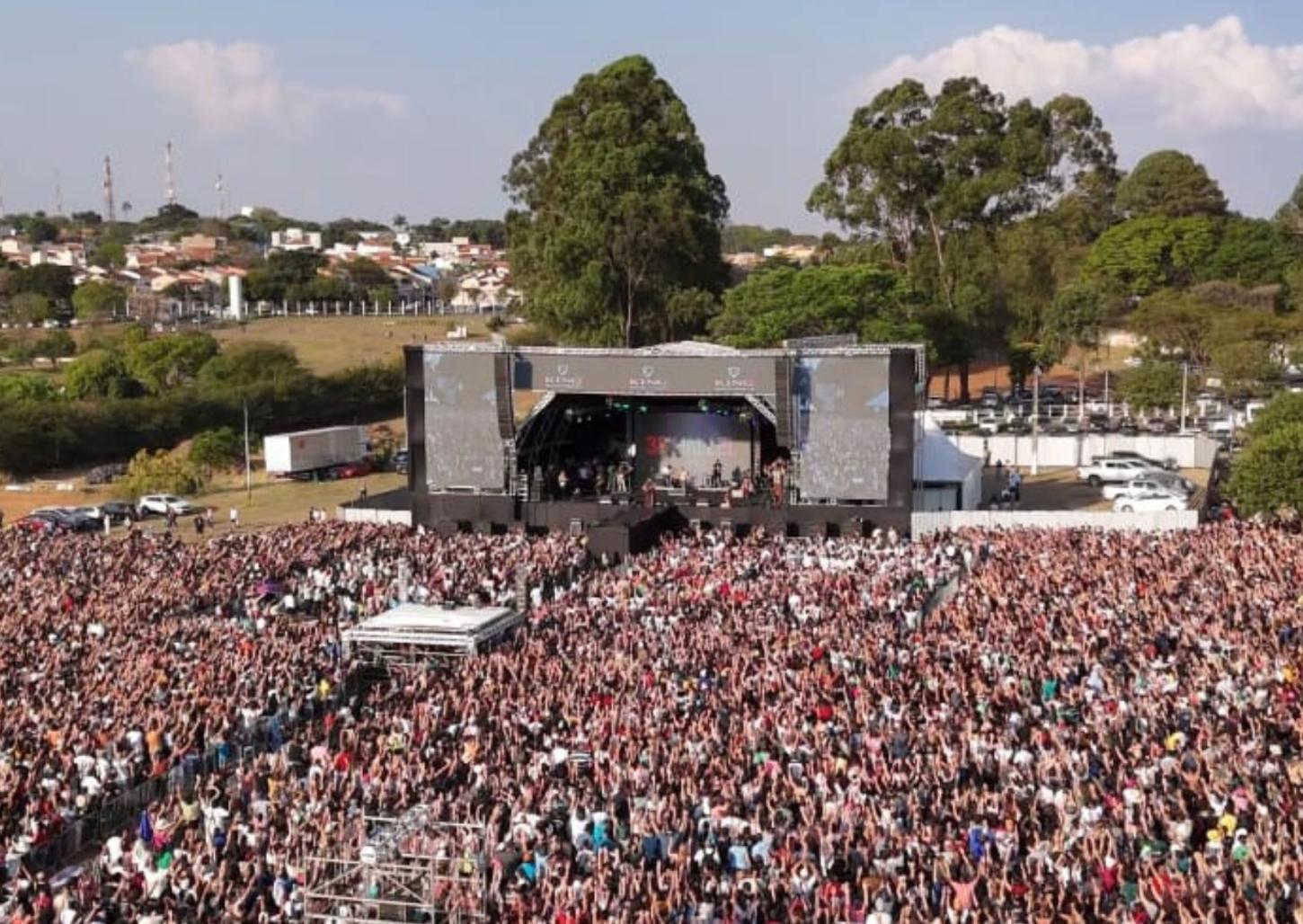 Multidão acompanha apresentação de Frei Gilson no Hallel