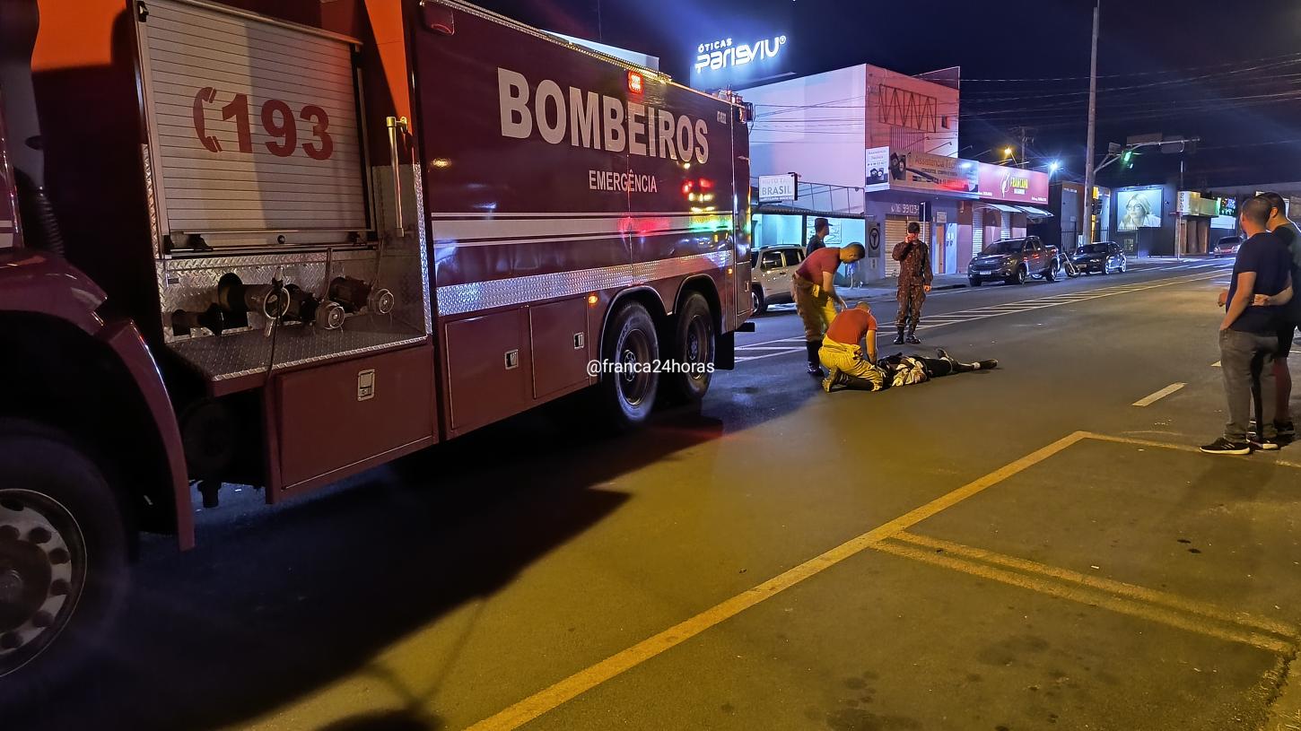 Homem aparentemente embriagado é atropelado na avenida Brasil