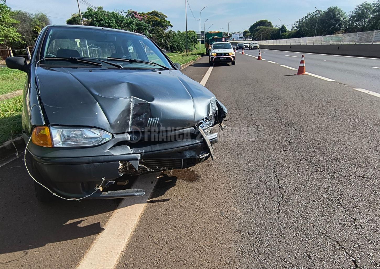 Motorista passa mal, sai de avenida, arrebenta cerca e só para em rodovia
