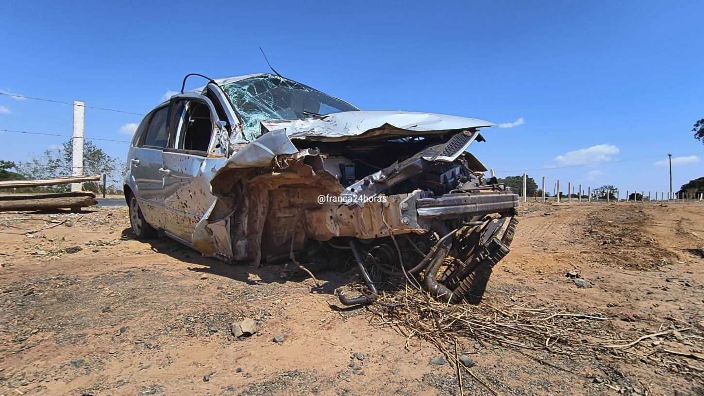 Carro bate na traseira de caminhão na Fábio Talarico e fica destruído