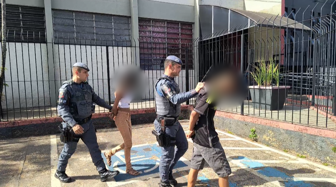 Casal de adolescentes é flagrado pelo BAEP vendendo drogas na praça central