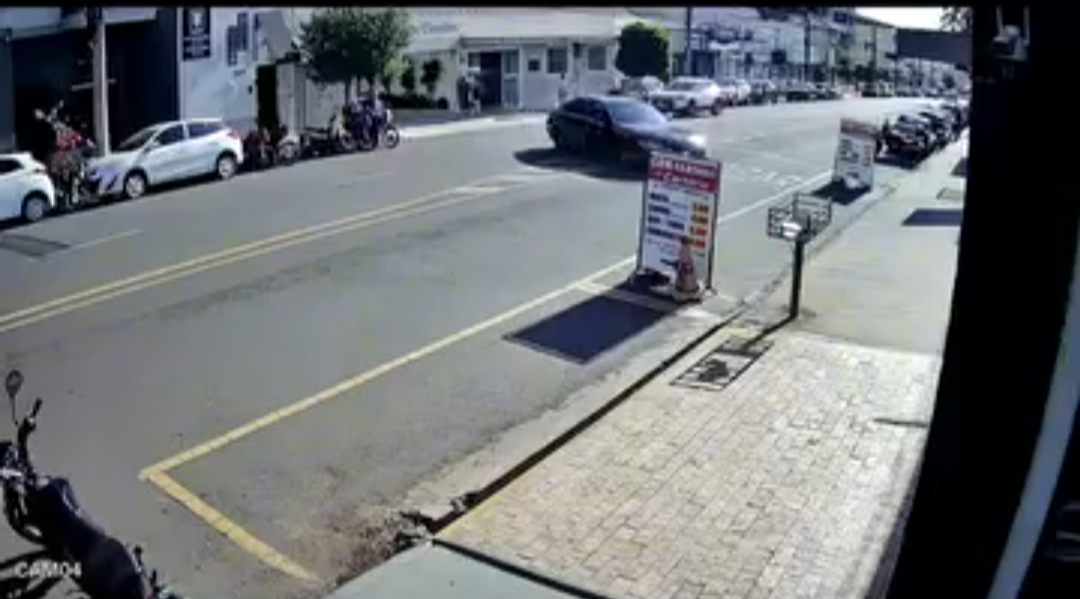 Motorista faz conversão proibida e causa acidente no Centro