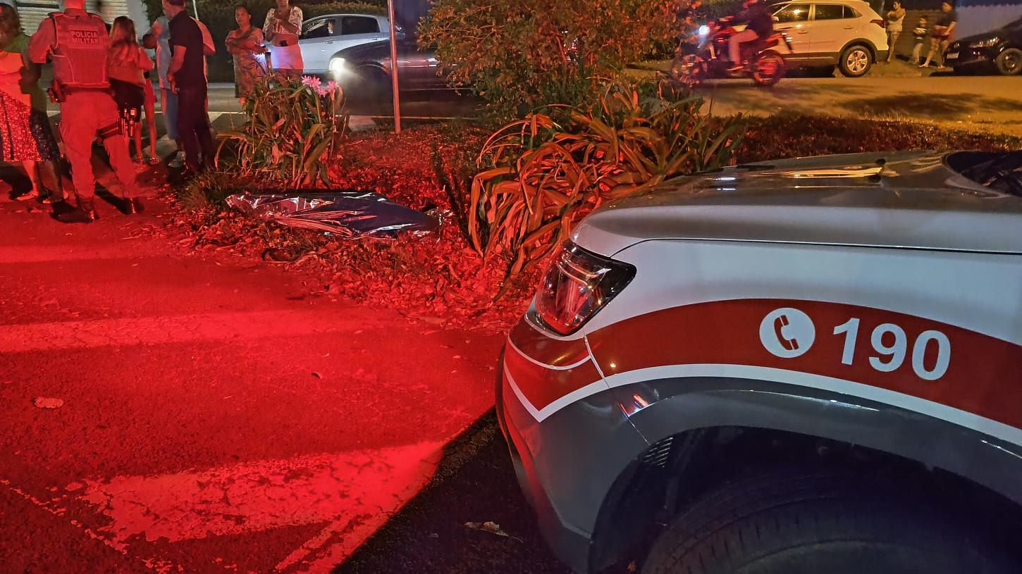 Homem morre após ser supostamente atropelado e agredido no Petrópolis