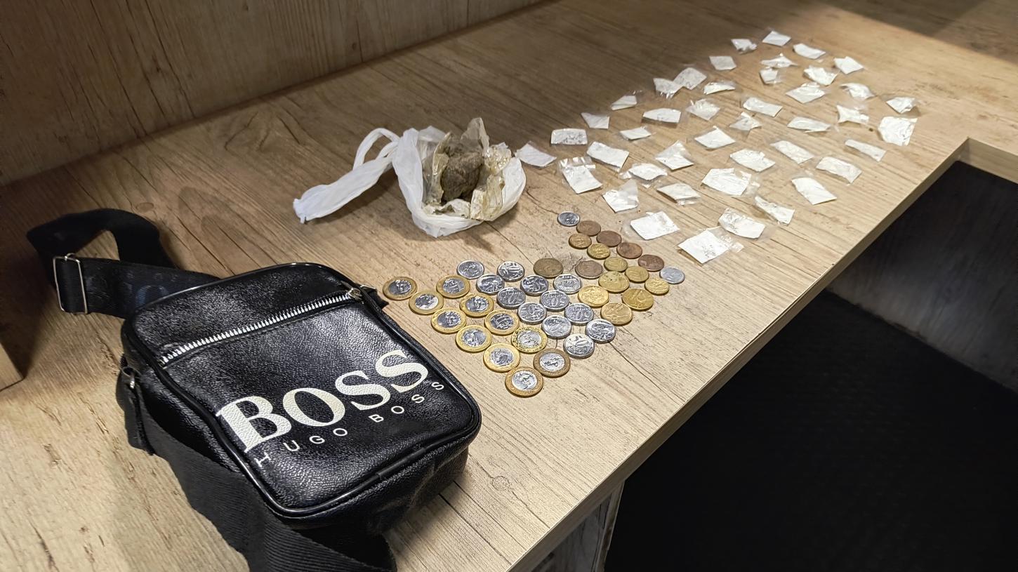 Traficante é preso pela Polícia Militar em beco da rua Minas Gerais