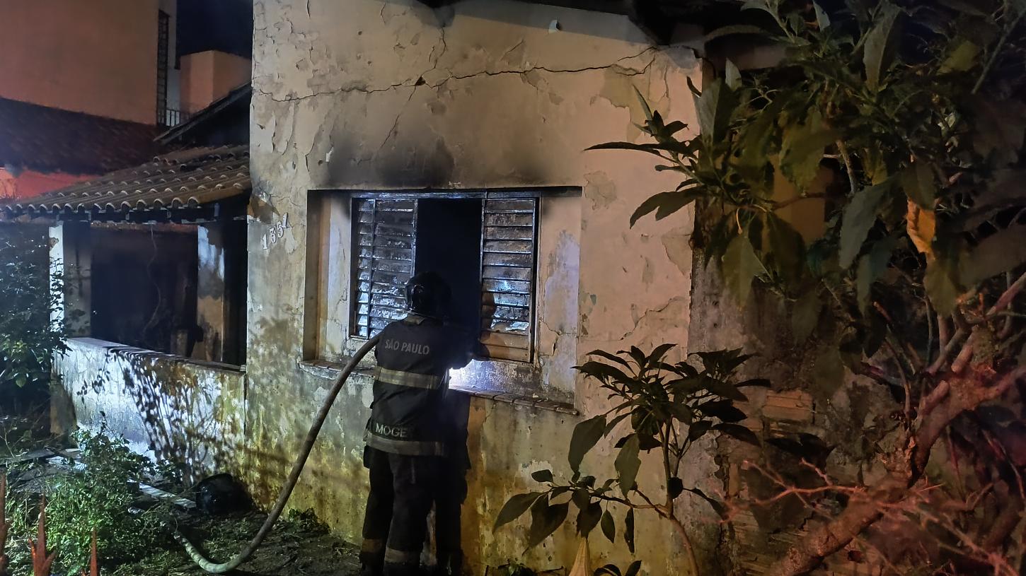 Incêndio em residência mobiliza Corpo de Bombeiros na Vila Nova