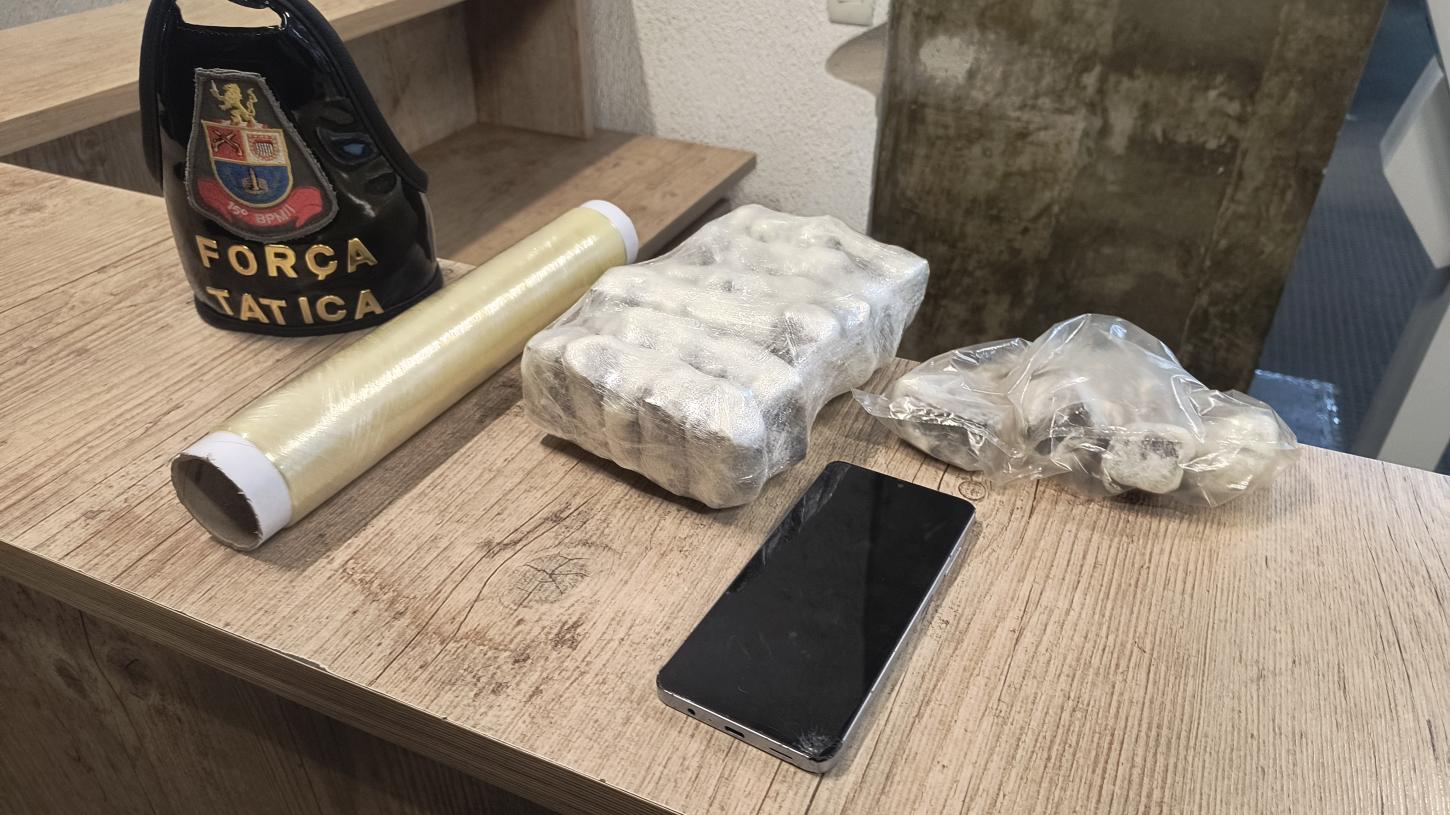 Força Tática prende traficante que guardava drogas na casinha do cão