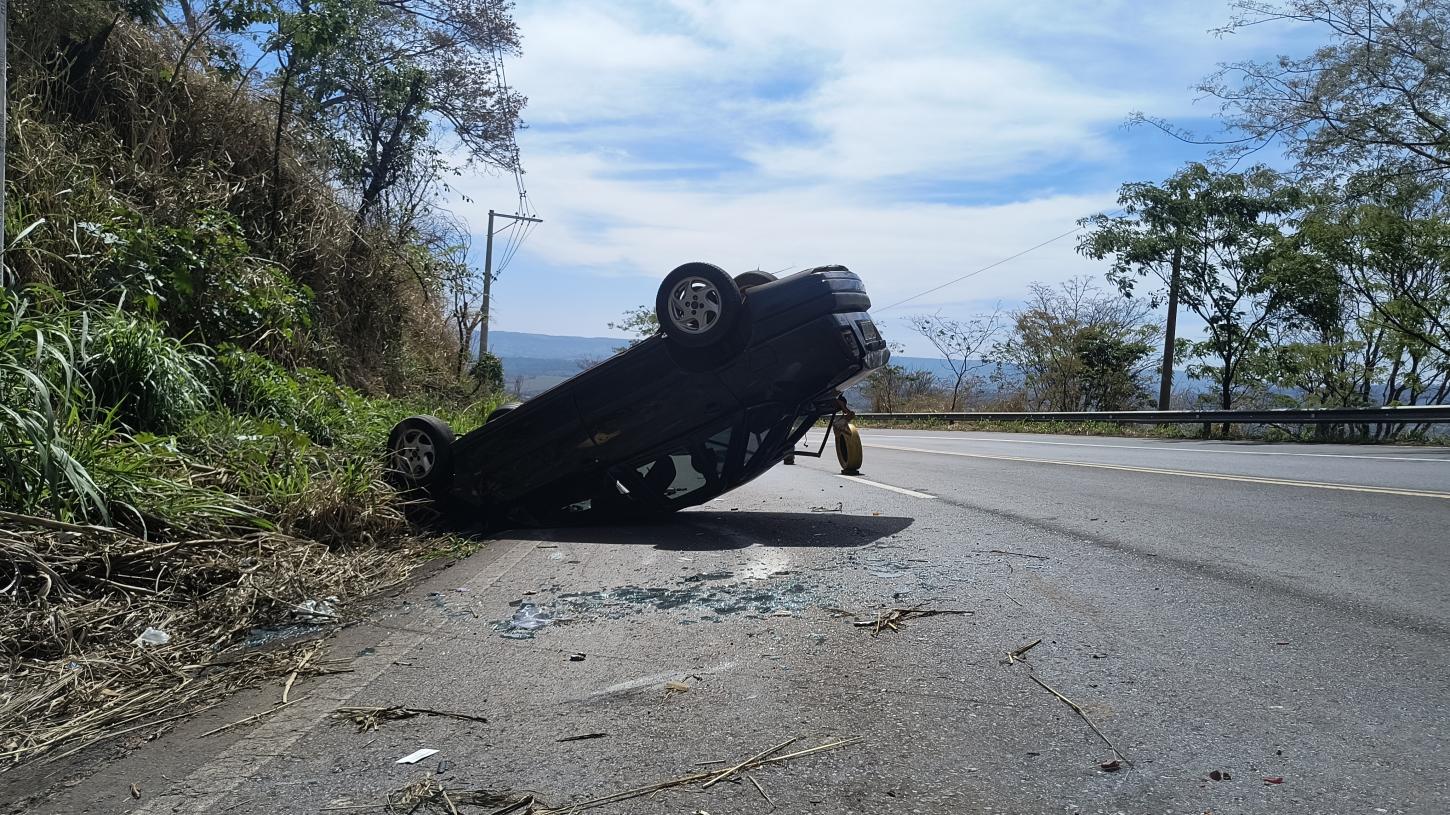 Carro capota na rodovia Presidente Tancredo Neves