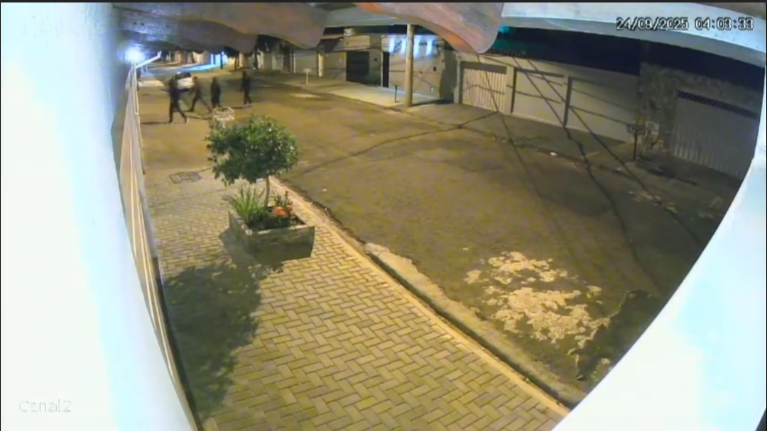 Bandidos invadem casa no Vera Cruz, rendem família e roubam veículo