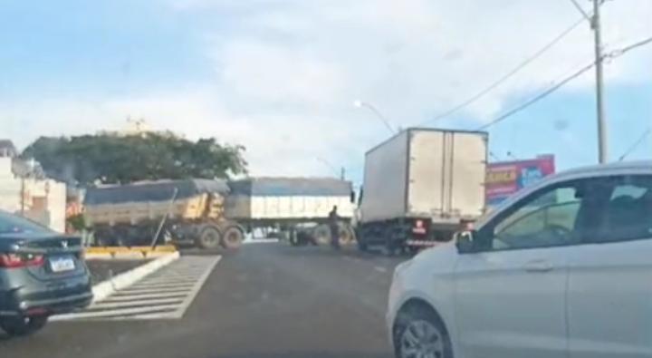 Pane em caminhão bitrem causa congestionamento na Rio Amazonas