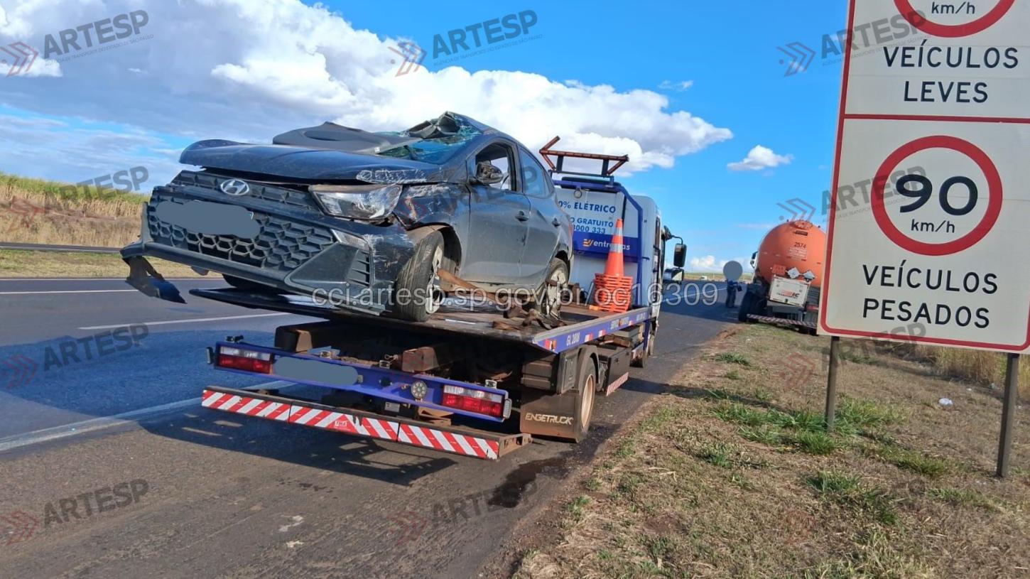 Veículo capota após colisão com carreta carregada com amônia