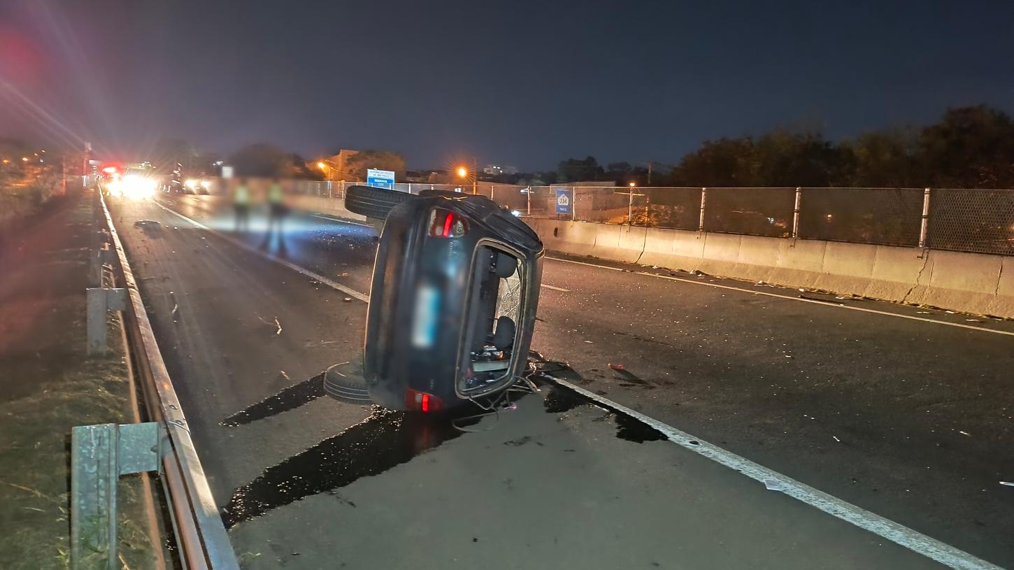 Ladrão furta carro, capota na rodovia Cândido Portinari e foge