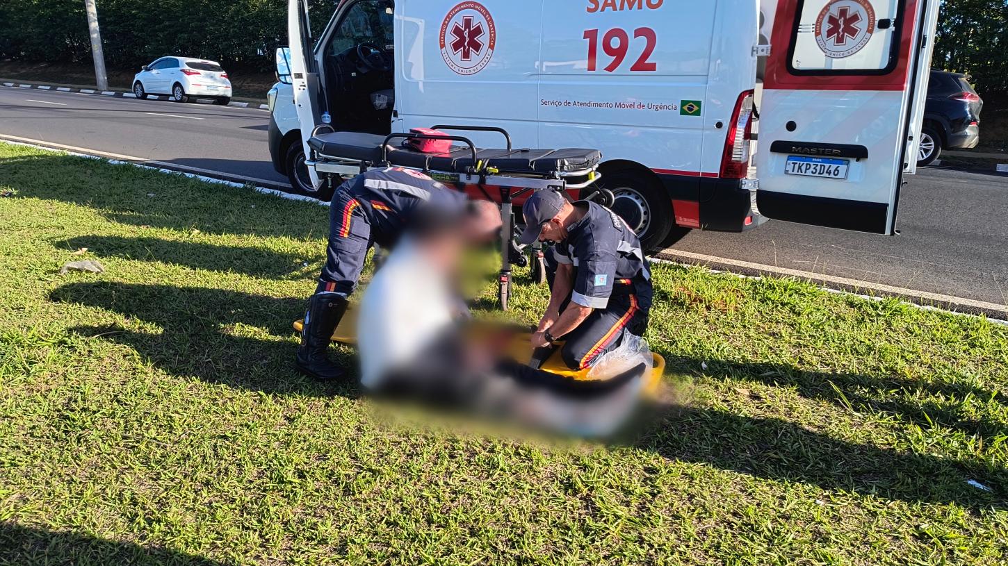 Homem bate moto em poste de placa  de sinalização e fica ferido