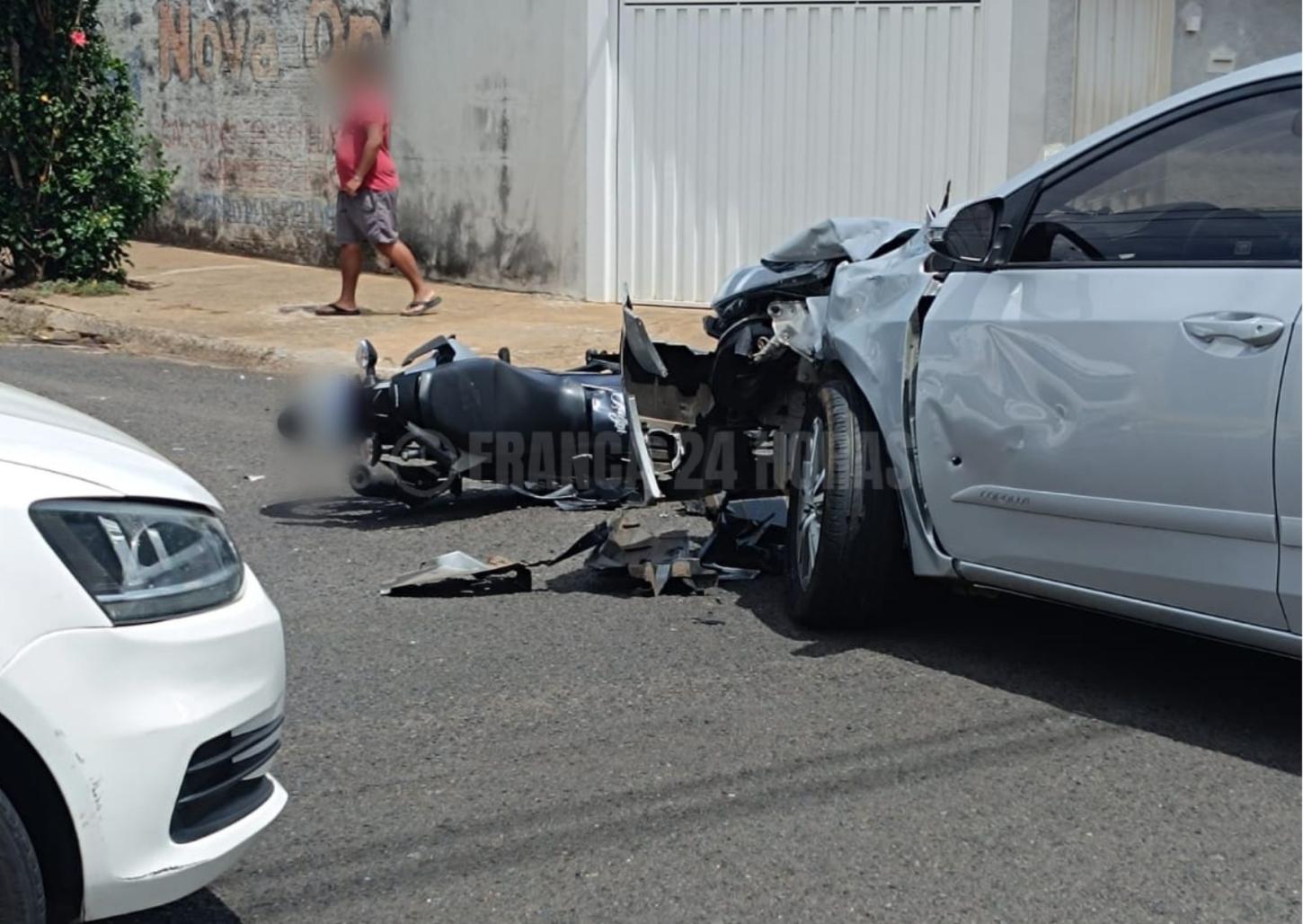 Acidente entre carro e moto deixa duas pessoas feridas na Santa Terezinha