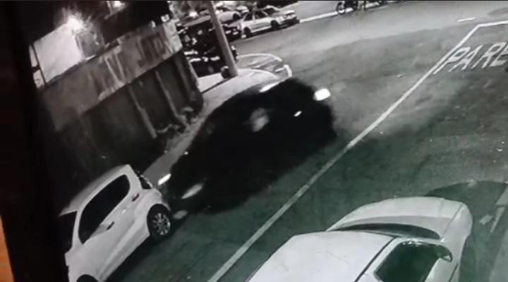Comerciante procura motorista que fez “cavalo de pau” e bateu em seu carro