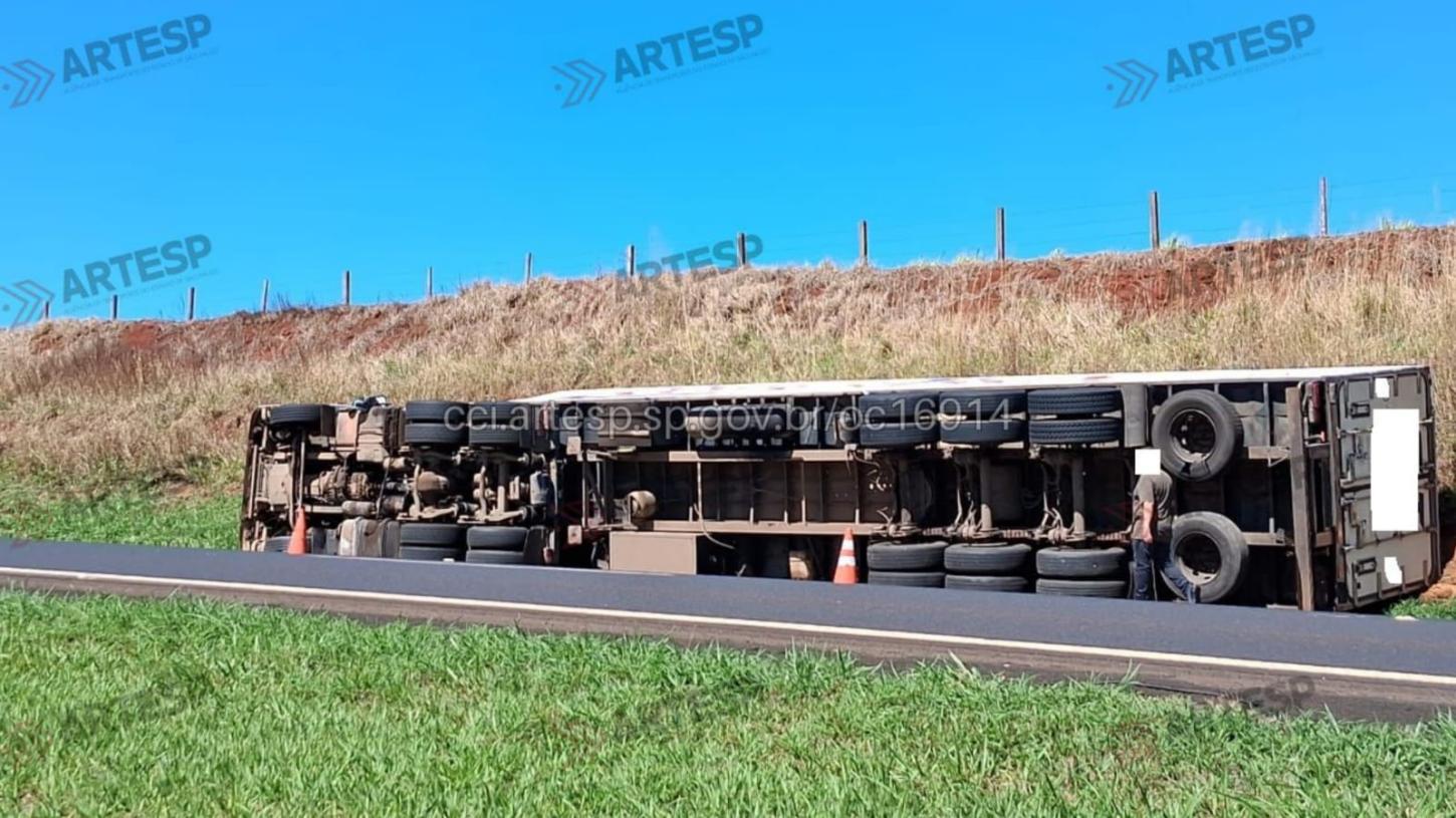 Carreta carregada com batatas congeladas tomba em rodovia