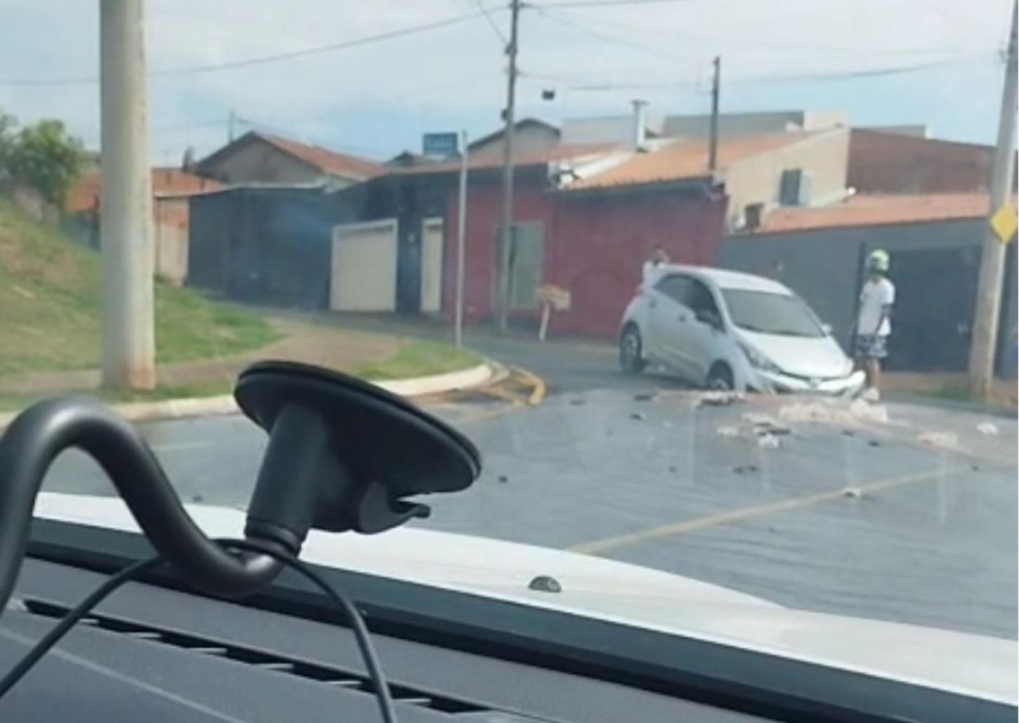 Carro cai em cratera no Aviação e rede de água se rompe