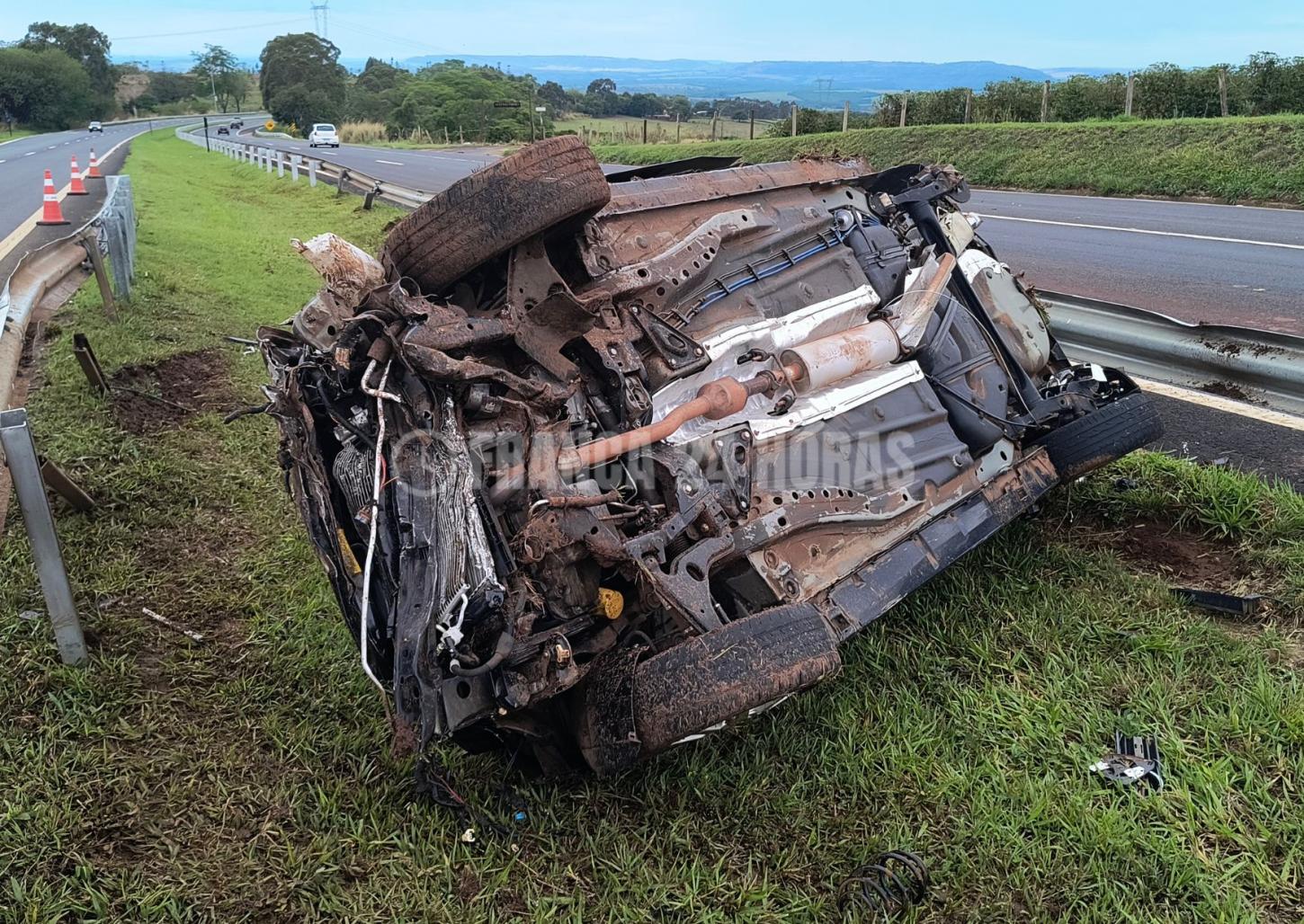 Carro capota na rodovia Engenheiro Ronan Rocha em Patrocínio Paulista